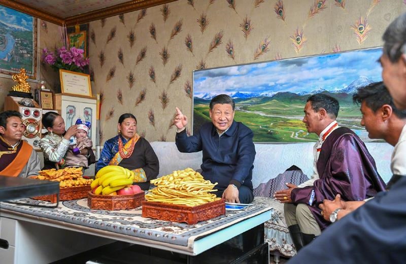 △2021年6月8日，習(xí)近平總書記在青海海北藏族自治州剛察縣果洛藏貢麻村，同藏族牧民索南才讓一家人圍坐在客廳聊家常。