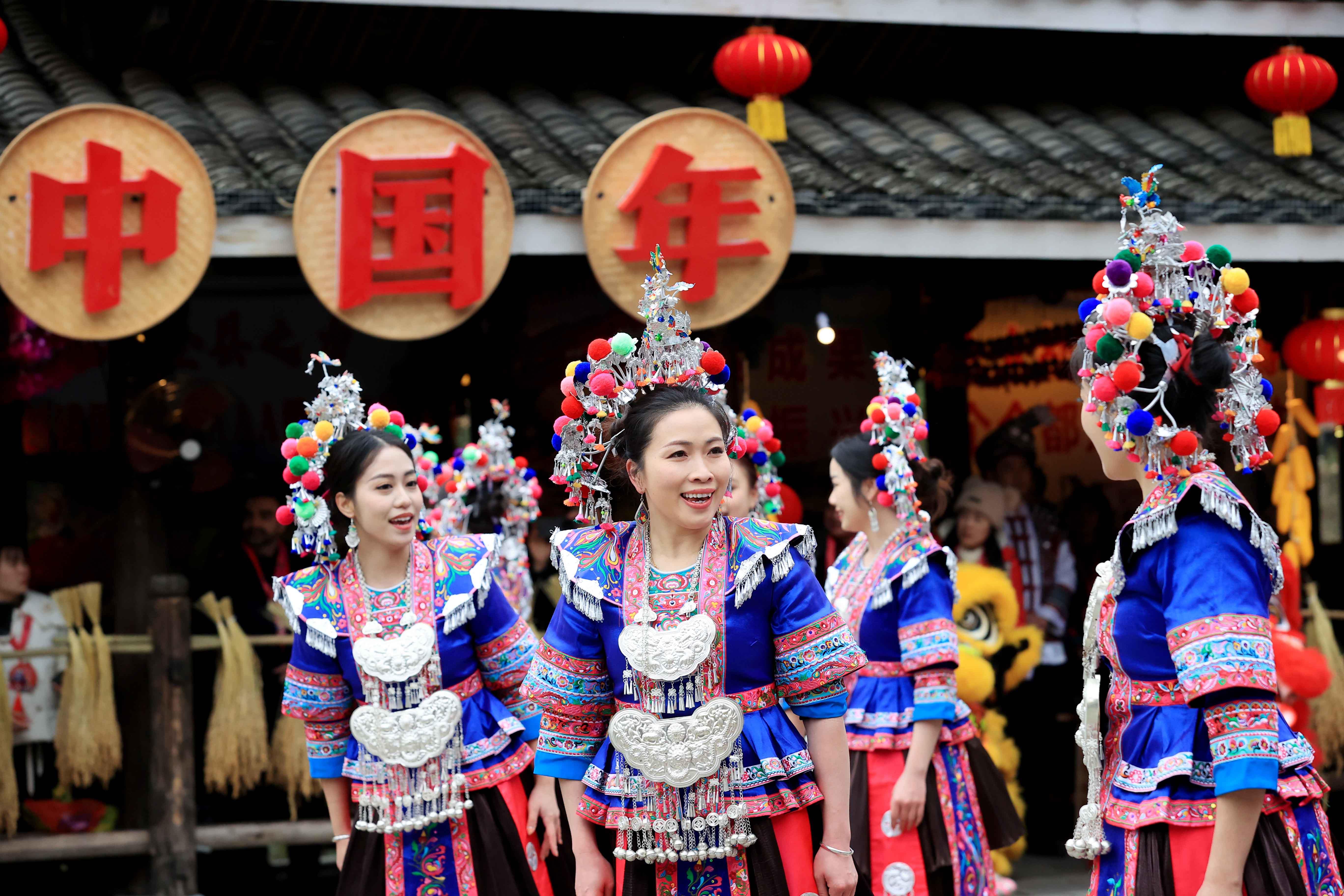 △2024年2月3日，在廣西柳州三江侗族自治縣林溪鎮(zhèn)程陽八寨景區(qū)，“村晚”紅紅火火進行。