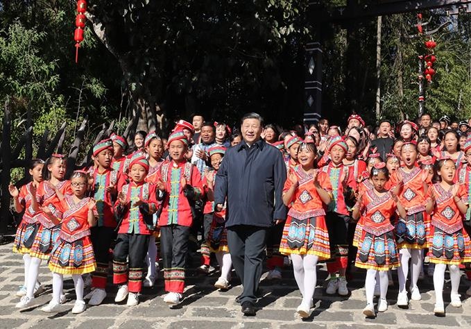 △2020年1月19日，習(xí)近平總書記來到云南騰沖市清水鄉(xiāng)三家村中寨司莫拉佤族村看望鄉(xiāng)親們。告別時，鄉(xiāng)親們唱著《阿佤人民唱新歌》，簇擁著總書記走出村口，歌聲笑聲在村寨久久回蕩。