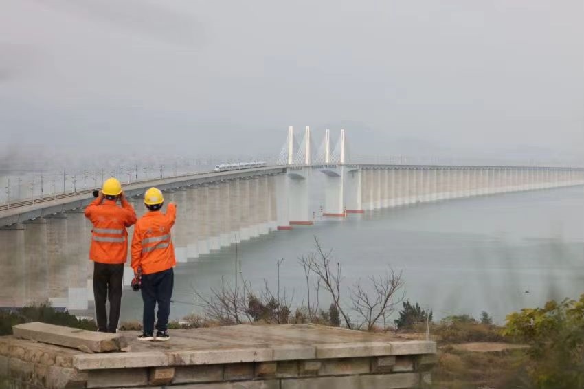 許沖和工友在白天巡視湄洲灣大橋上的供電設備。胡鵬攝