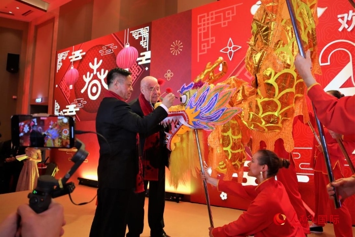張漢暉（左）、施威特科（右）共同為彩龍點(diǎn)睛。于子恒攝