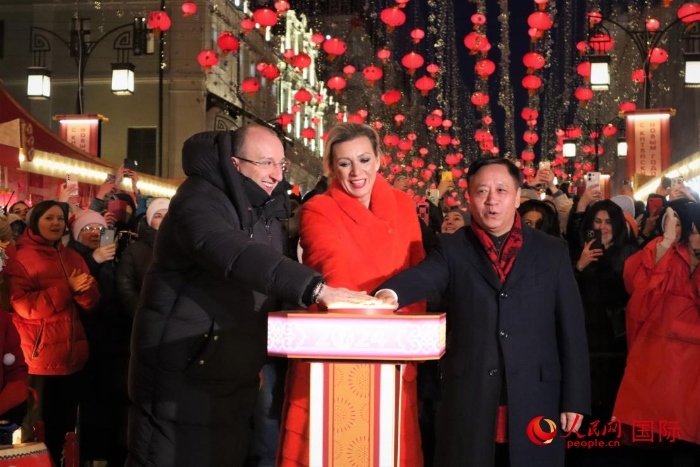 張漢暉、扎哈羅娃、科茲洛夫（從右至左）共同按下活動(dòng)啟動(dòng)按鈕。于子恒攝