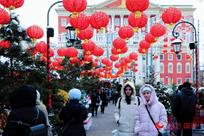 俄羅斯民眾在活動(dòng)現(xiàn)場(chǎng)參觀游玩。人民網(wǎng)記者 隋鑫攝