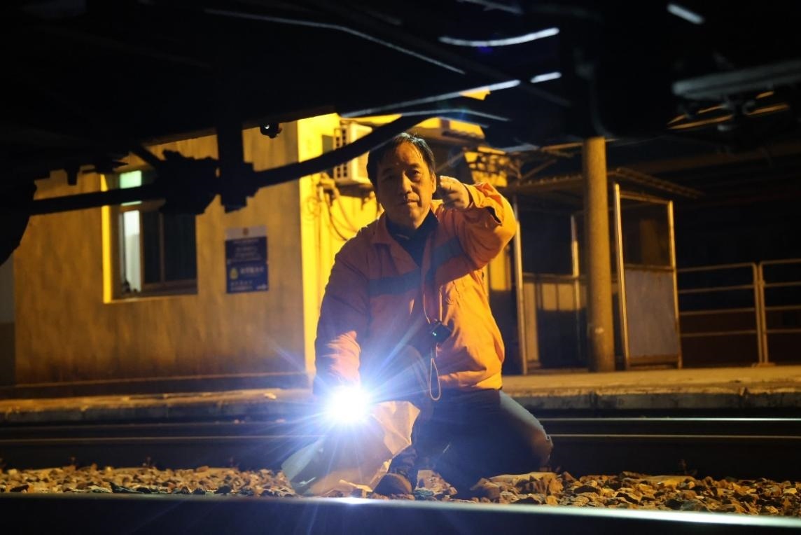 凌晨2點(diǎn)，李金饒正在檢查關(guān)門車。陸佳駿攝
