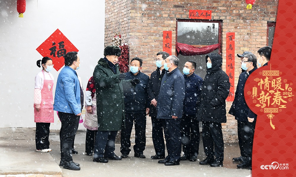 2022年1月26日，習近平總書記在山西馮南垣村受災村民師紅兵家看望。