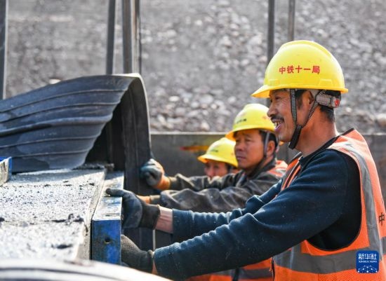 2月13日，在四川省通江縣青峪口水庫(kù)建設(shè)現(xiàn)場(chǎng)，中鐵十一局的工人正在進(jìn)行混凝土縱向圍堰施工。