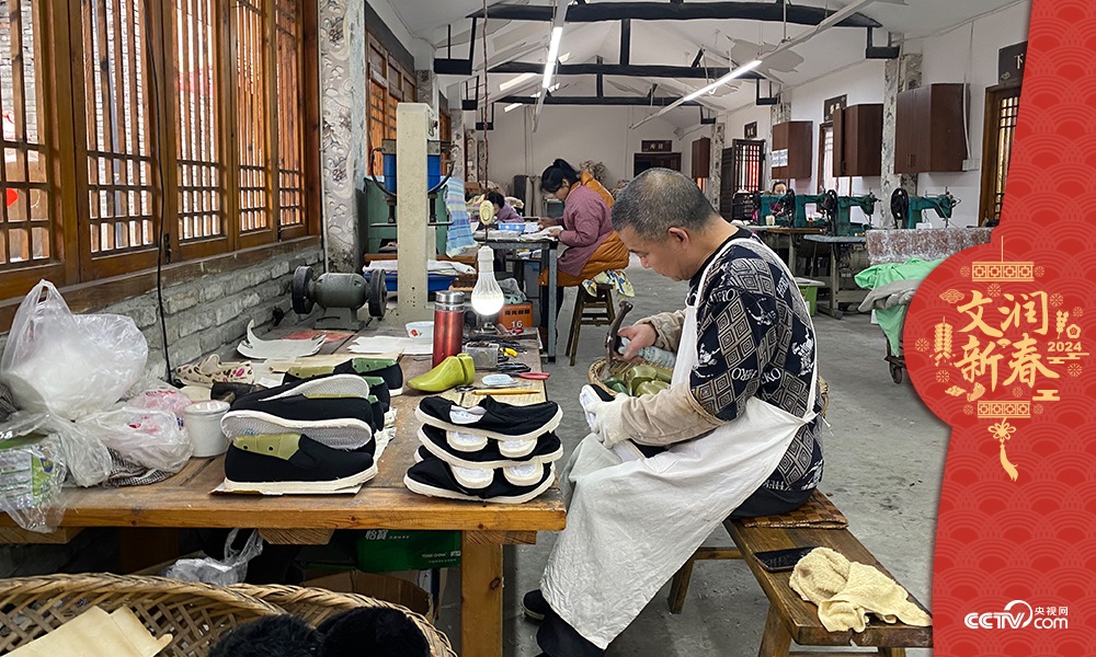 唐昌布鞋坊內(nèi)的工人正在趕制布鞋。王凡攝