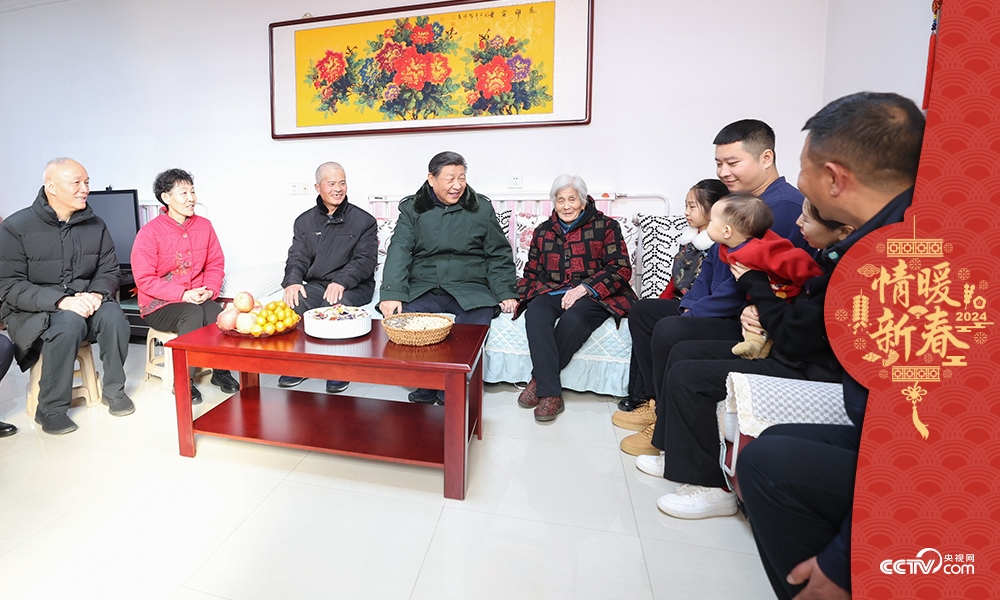 2024年2月1日，習近平總書記在天津第六埠村考察時，同村民杜洪剛一家人親切拉家常。