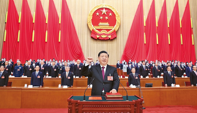 2023年3月10日，十四屆全國人大一次會(huì)議在北京人民大會(huì)堂舉行第三次全體會(huì)議。習(xí)近平全票當(dāng)選中華人民共和國主席、中華人民共和國中央軍事委員會(huì)主席。這是習(xí)近平進(jìn)行憲法宣誓。 新華社記者 鞠鵬/攝