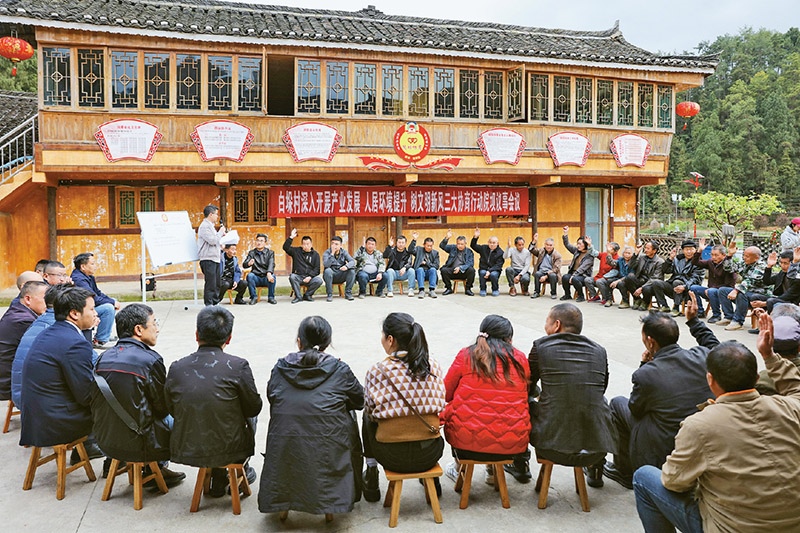 圖為2023年4月6日，貴州省黔東南苗族侗族自治州施秉縣白垛鄉(xiāng)白垛村村民在討論產(chǎn)業(yè)發(fā)展、人居環(huán)境提升、鄉(xiāng)村文明建設(shè)相關(guān)事宜。 人民圖片 磨桂賓/攝