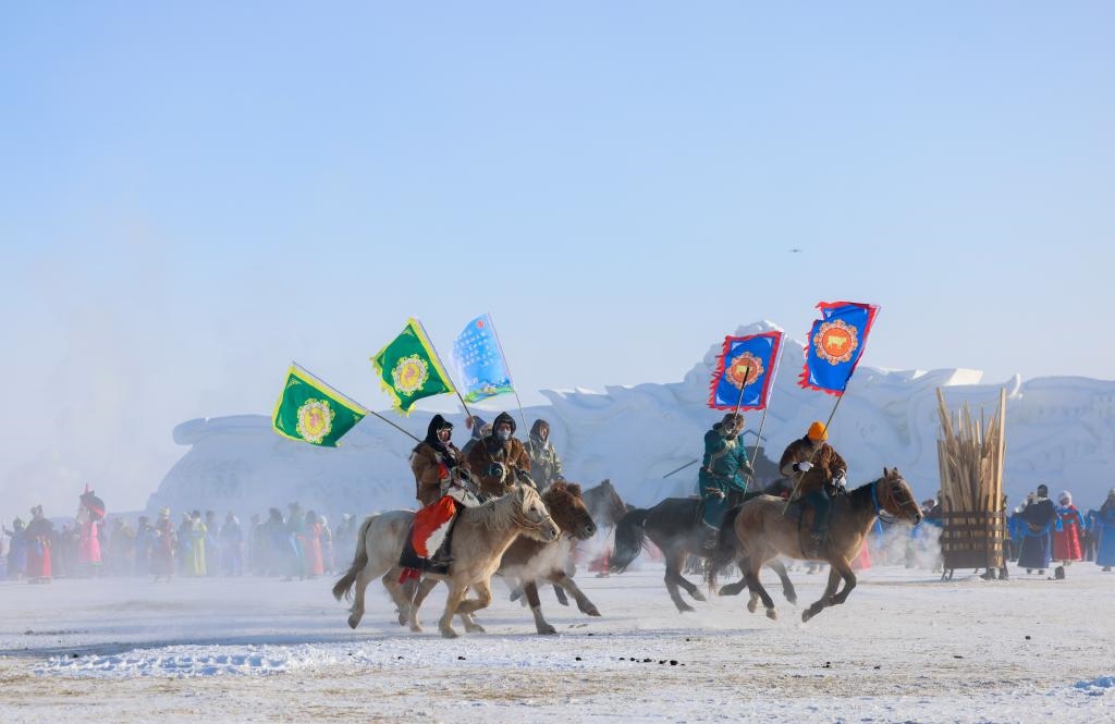 賽馬選手在內(nèi)蒙古自治區(qū)第二十屆冰雪那達(dá)慕開(kāi)幕式上入場(chǎng)（2023年12月17日攝）。新華社記者 王楷焱 攝