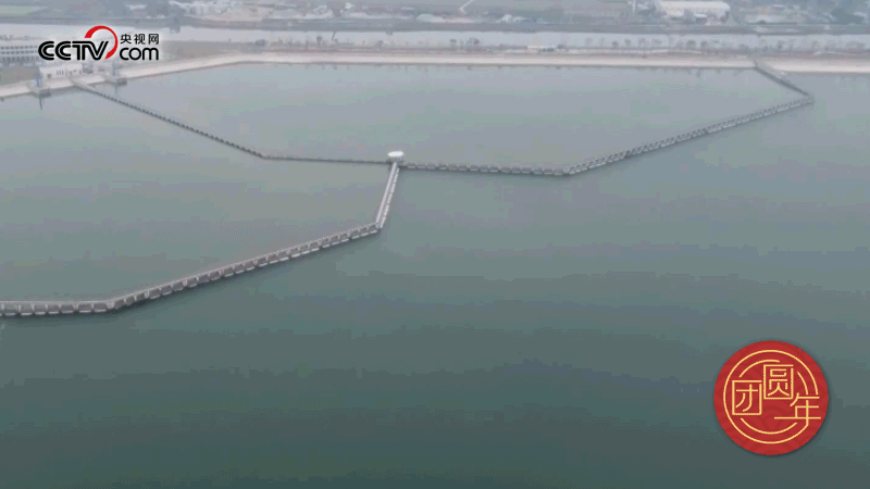 △西江潛地行，潤(rùn)澤大灣區(qū)。珠江三角洲水資源配置工程西起廣東佛山順德西江干流鯉魚(yú)洲，穿越獅子洋，東至深圳公明水庫(kù)，是世界上流量最大的長(zhǎng)距離有壓調(diào)水工程。