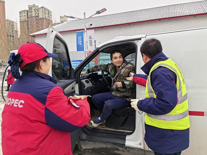加能站員工為雪天到站充電的司機送來泡面并邀請他到站里休息。受訪者供圖