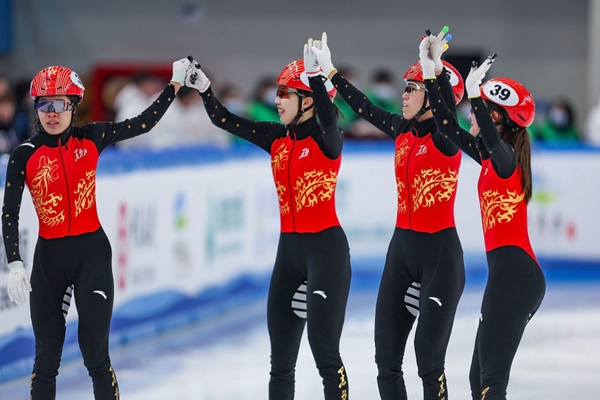 2月18日，黑龍江隊選手徐愛麗（左一）、臧一澤（左二）、范可新（右二）、王欣然在奪冠后向觀眾致意。新華社記者 黃偉 攝