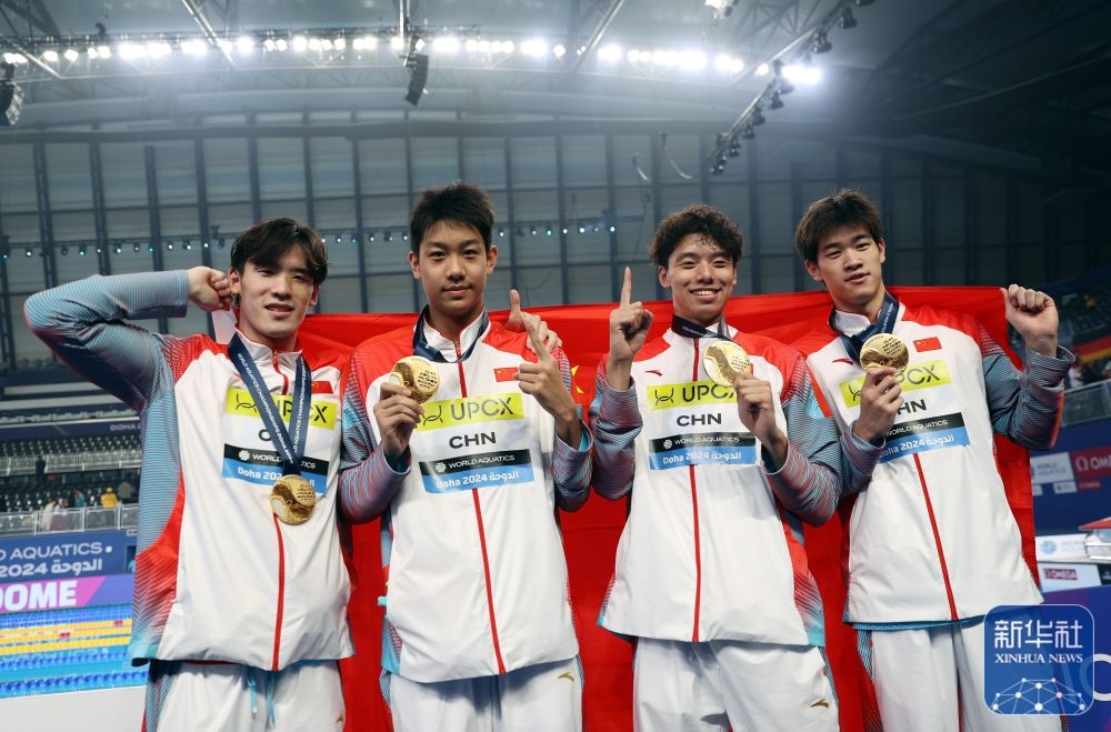 2月11日，2024年多哈游泳世錦賽男子4×100米自由泳接力決賽，中國隊選手王浩宇、張展碩、季新杰和潘展樂（從左到右）在頒獎儀式后合影慶祝。新華社記者 雒圓 攝