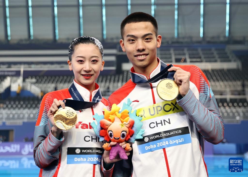 2月10日，2024年多哈游泳世錦賽花樣游泳混合雙人自由自選決賽，程文濤（左）/石浩玙在頒獎儀式后合影。新華社記者 雒圓 攝