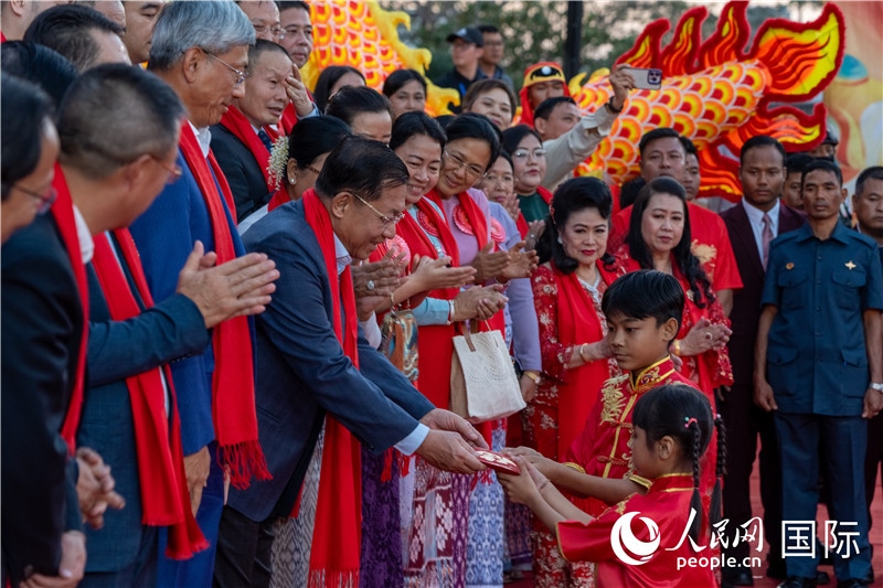 在活動現(xiàn)場，敏昂萊主席根據(jù)當?shù)貍鹘y(tǒng)向兒童送祝福2-人民網(wǎng)記者謝佳君攝