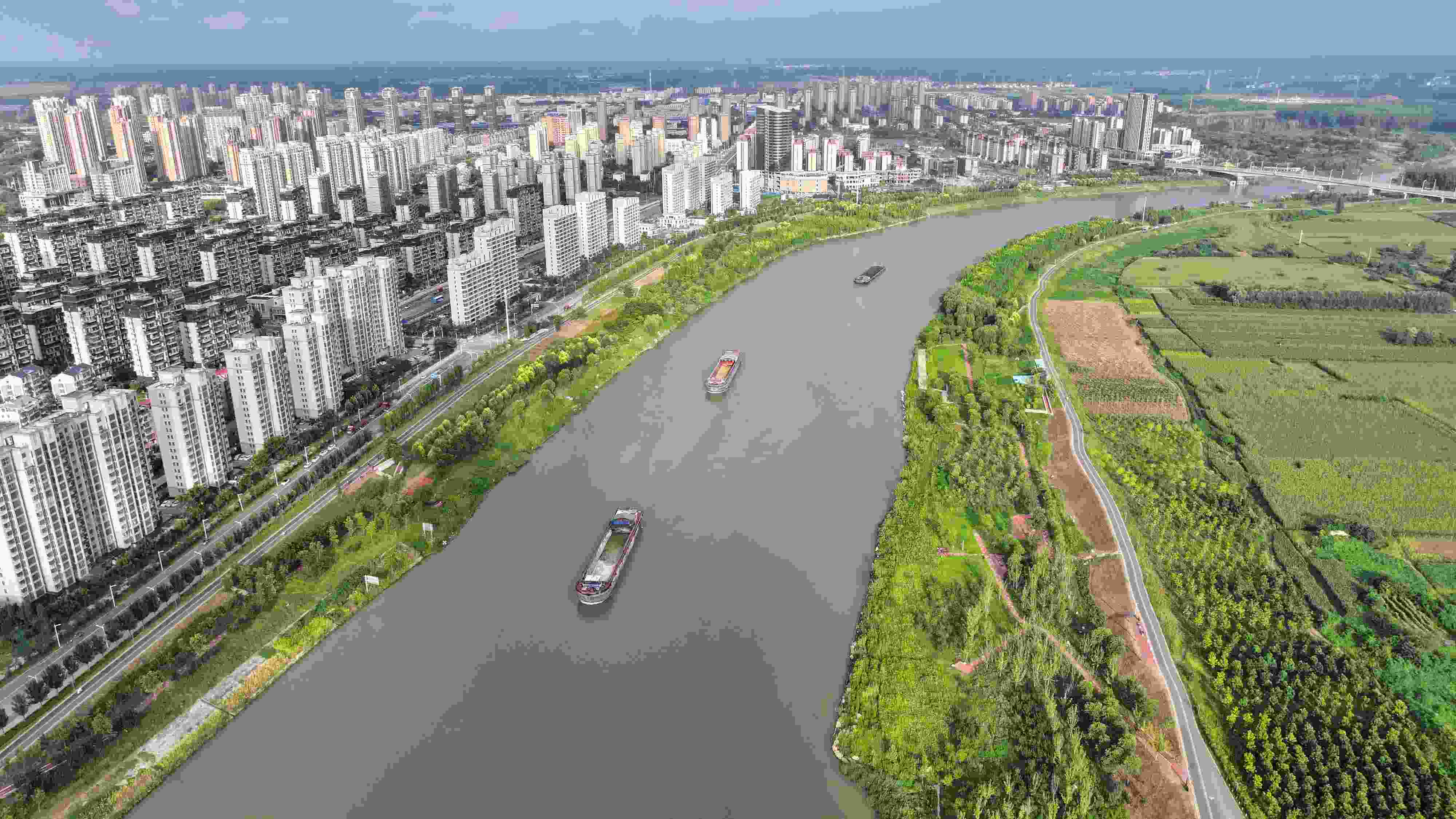 △ 2023年8月21日，安徽阜陽，初秋時節(jié)，界首城市建設與沙潁河水系、橋梁和綠植相映襯，構成一幅生態(tài)宜居的美麗畫卷。