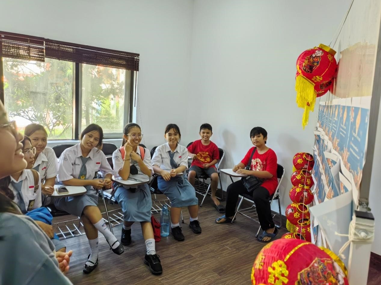 學(xué)生們踴躍參與猜燈謎活動(dòng)。巴陵康孔子學(xué)院供圖