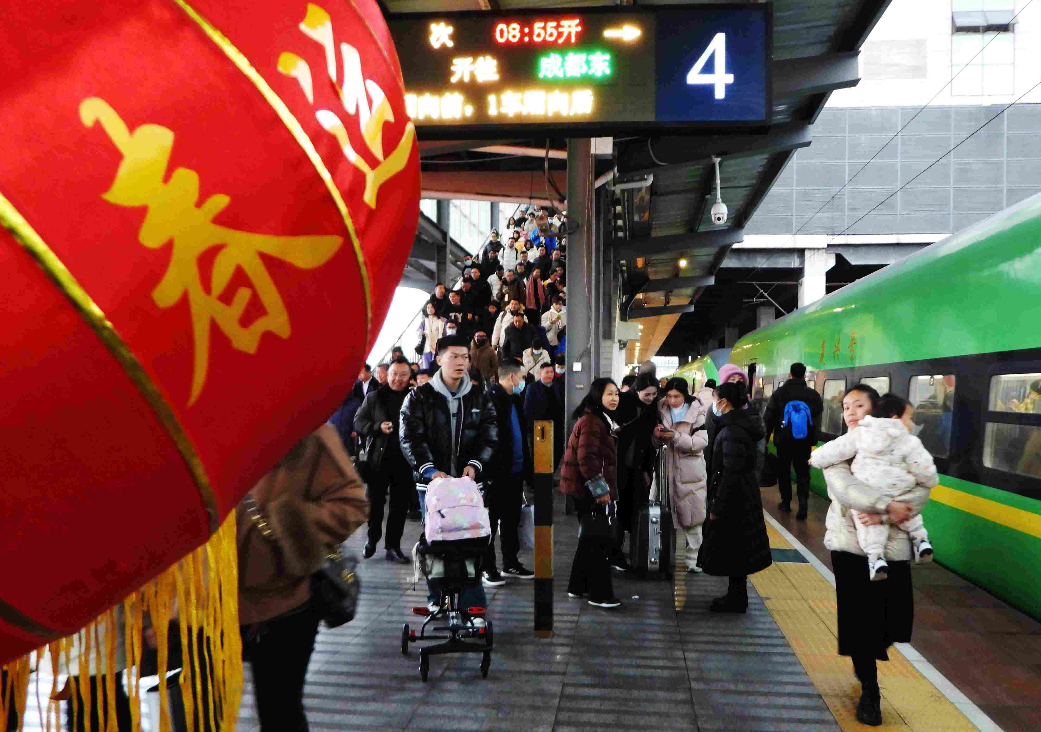 △ 2024年1月26日，四川省達州市車站，準備乘坐“復興號”動車組列車出行的旅客。