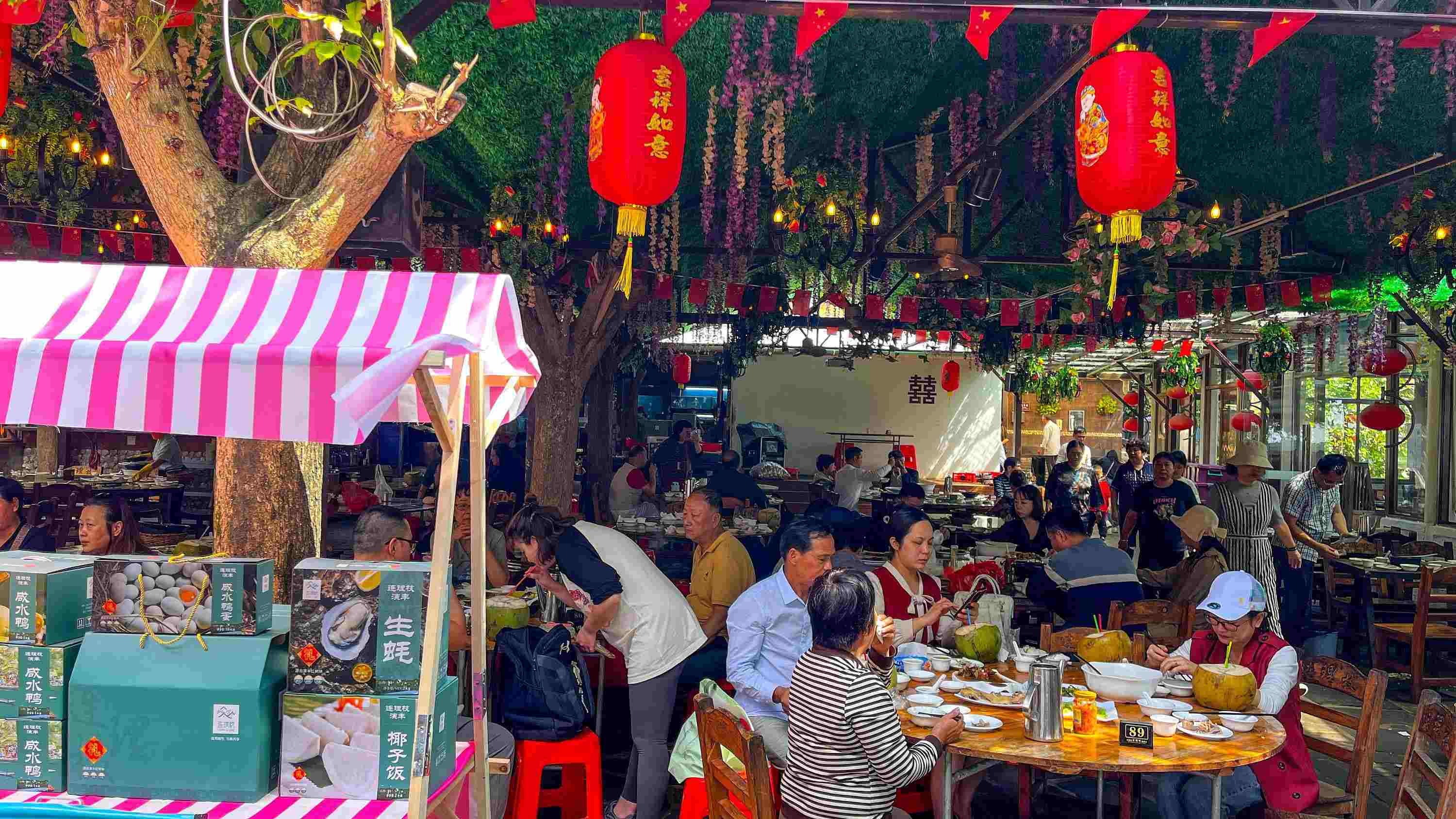 △ 2024年2月17日，春節(jié)假期最后一天，?？卩l(xiāng)村旅游持續(xù)火爆，眾多游客前往漁家樂品嘗特色海鮮和鄉(xiāng)村美食。