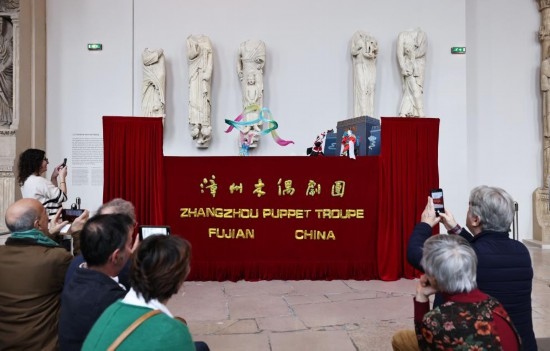 2月10日，在位于法國巴黎埃菲爾鐵塔附近的“建筑與遺產(chǎn)之城”博物館，觀眾欣賞漳州布袋木偶戲。新華社記者高靜攝