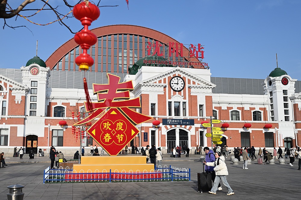 △ 2024年2月17日，沈陽站，人們拉著大大小小的行李箱，踏上了龍年新征程。