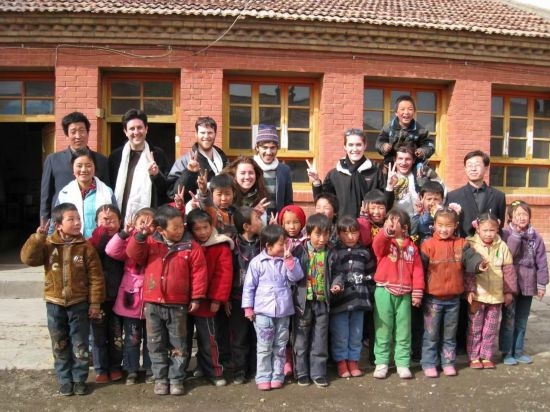 2008年，歐君廷帶領(lǐng)美國大學(xué)生到甘肅一所村辦小學(xué)訪問教課