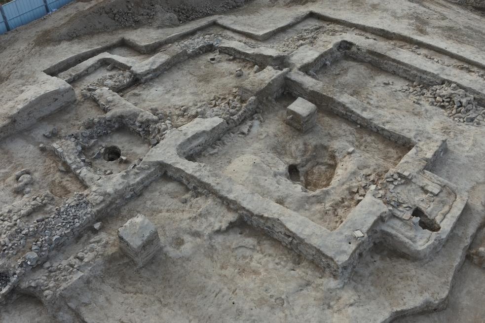 這是都蘭熱水墓群北一區(qū)M37號（“羊圈墓”）的祭祀建筑全景。