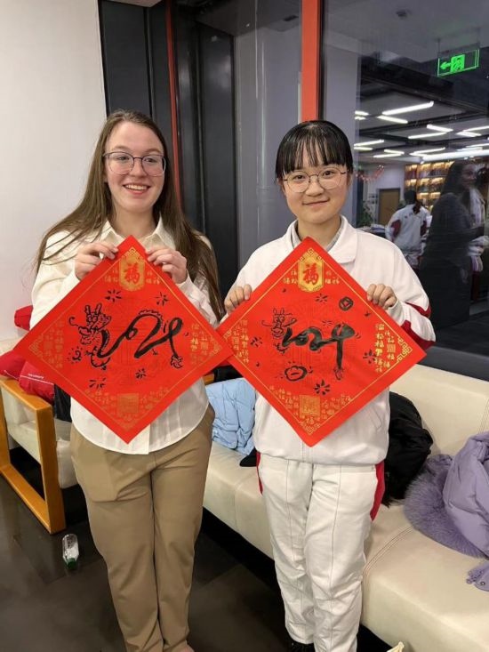 1月下旬，馬斯卡廷中學(xué)訪華代表團(tuán)學(xué)生在北京同中國(guó)青少年交流。（受訪者供圖）