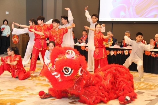 2月9日，在馬斯卡廷，中國(guó)人民大學(xué)附屬中學(xué)藝術(shù)團(tuán)學(xué)生表演中國(guó)武術(shù)。