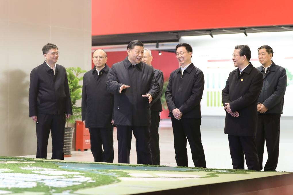 2019年1月16日上午，習(xí)近平總書記在河北雄安新區(qū)規(guī)劃展示中心，仔細聽取新區(qū)總體規(guī)劃、政策體系及建設(shè)情況介紹。新華社記者 鞠鵬 攝