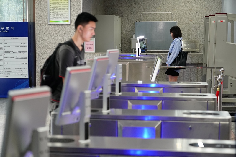2019年9月4日，西北工業(yè)大學學生“刷臉”進出圖書館。