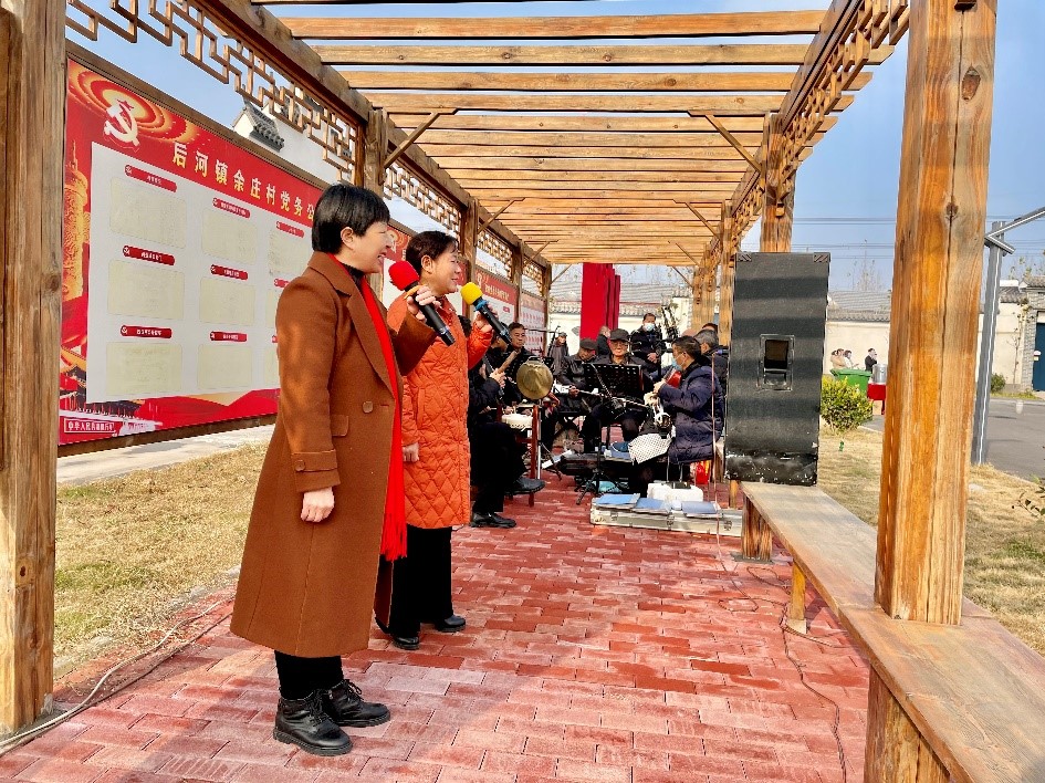 河南安陽內(nèi)黃縣余莊村村民們正排練元宵節(jié)晚會節(jié)目。受訪者供圖