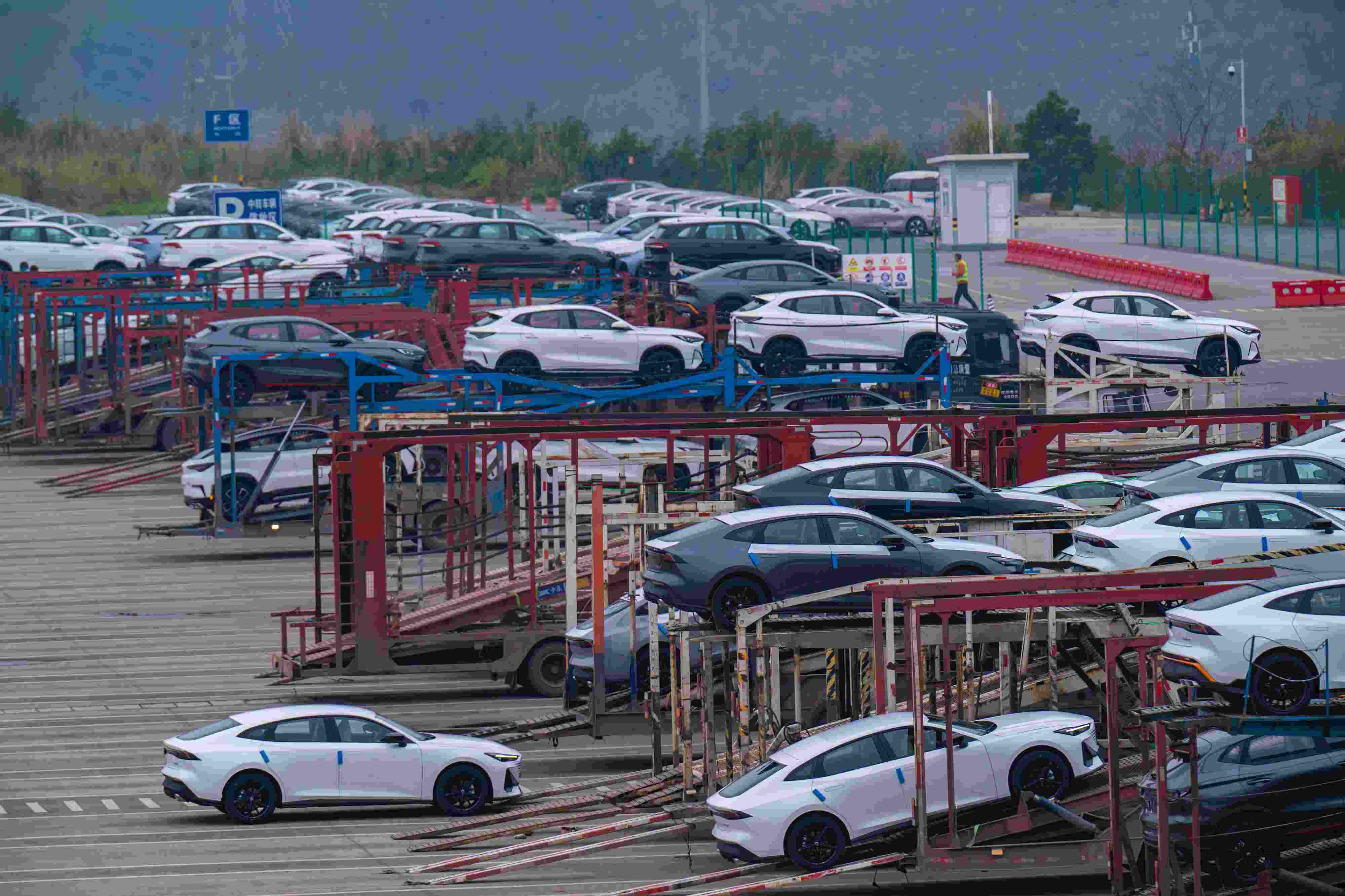 2024年2月25日，重慶江北區(qū)某汽車整車分撥中心，一排排汽車整裝待發(fā)。