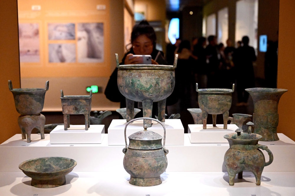 2月26日，參觀者在河南安陽殷墟博物館新館內拍攝展品。