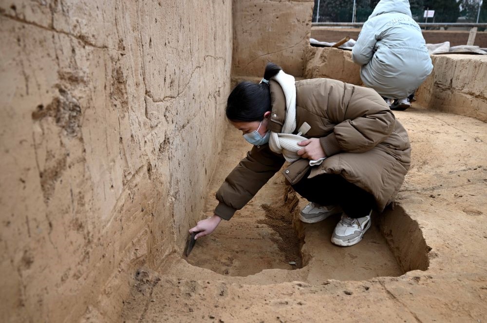 工作人員在殷墟王陵遺址進行發(fā)掘作業(yè)（2月24日攝）。