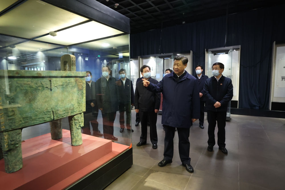 2022年10月28日下午，習近平在安陽市殷墟博物館考察。新華社記者 鞠鵬 攝