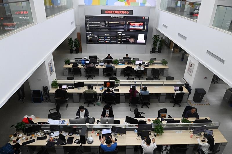 2023年12月12日，中國－東盟信息港股份有限公司員工在工作中。