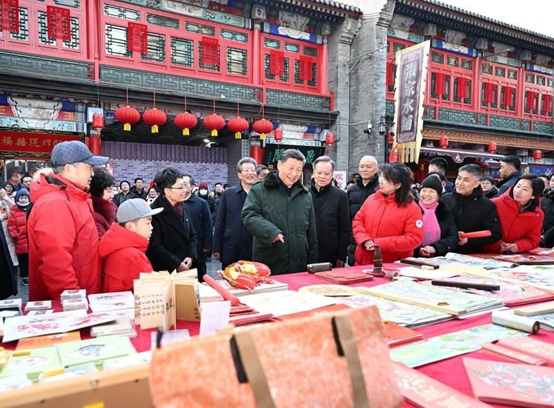 △2024年2月1日，習(xí)近平總書記在天津古文化街考察時(shí)，同店鋪員工和現(xiàn)場群眾互動交流。