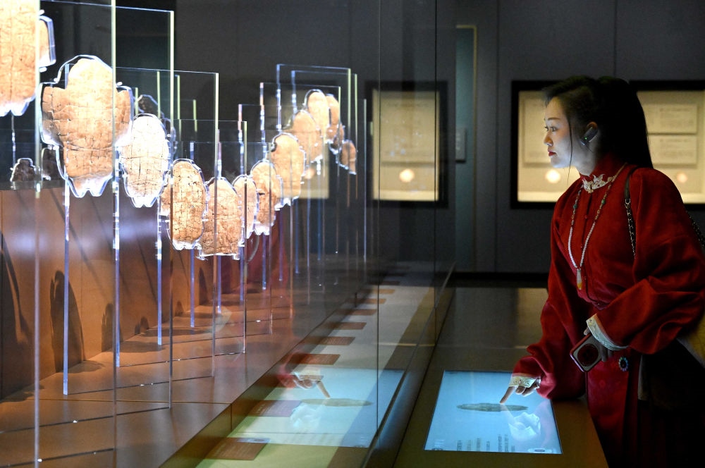 2月26日，參觀者在河南安陽殷墟博物館新館內觀看展出的刻辭卜甲。