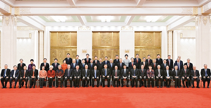 2024年2月7日，習(xí)近平、王滬寧、蔡奇、丁薛祥等在北京人民大會堂同黨外人士歡聚一堂，共迎佳節(jié)。這是習(xí)近平等同大家合影留念。 新華社記者 謝環(huán)馳/攝