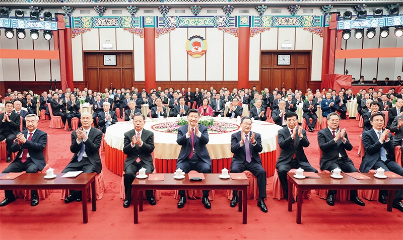 2023年12月29日，全國政協(xié)在北京舉行新年茶話會。黨和國家領(lǐng)導(dǎo)人習(xí)近平、李強、趙樂際、王滬寧、蔡奇、丁薛祥、李希、韓正出席茶話會并觀看演出。 新華社記者 鞠鵬/攝