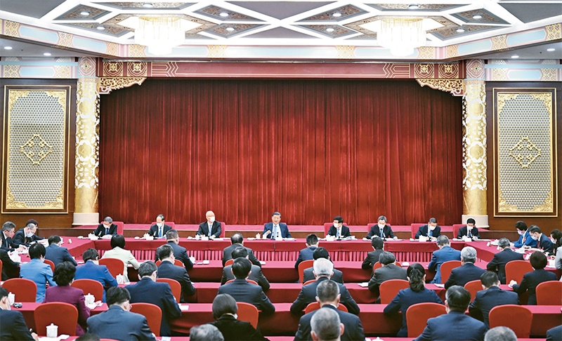 2023年3月6日，中共中央總書記、國家主席、中央軍委主席習(xí)近平看望參加全國政協(xié)十四屆一次會議的民建、工商聯(lián)界委員，并參加聯(lián)組會，聽取意見和建議。中共中央政治局常委、全國政協(xié)十四屆一次會議主席團會議主持人王滬寧，中共中央政治局常委蔡奇、丁薛祥參加看望和討論。 新華社記者 謝環(huán)馳/攝