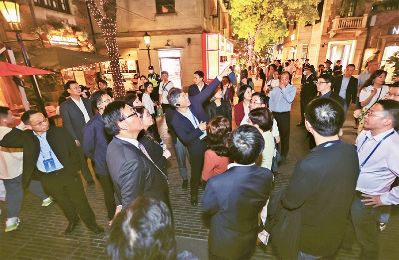 2023年4月18日，全國無黨派人士考察團來到位于上海市黃浦區(qū)的上海新天地開放式街區(qū)考察夜經(jīng)濟。 新華社記者 王翔/攝