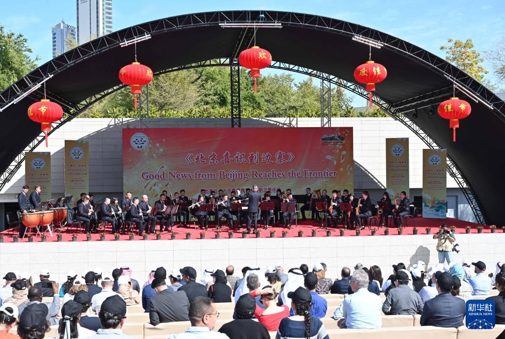 3月9日，在科威特首都省賈比爾文化中心，人們欣賞中國(guó)樂(lè)隊(duì)帶來(lái)的中國(guó)曲目。新華社發(fā)（阿薩德攝）