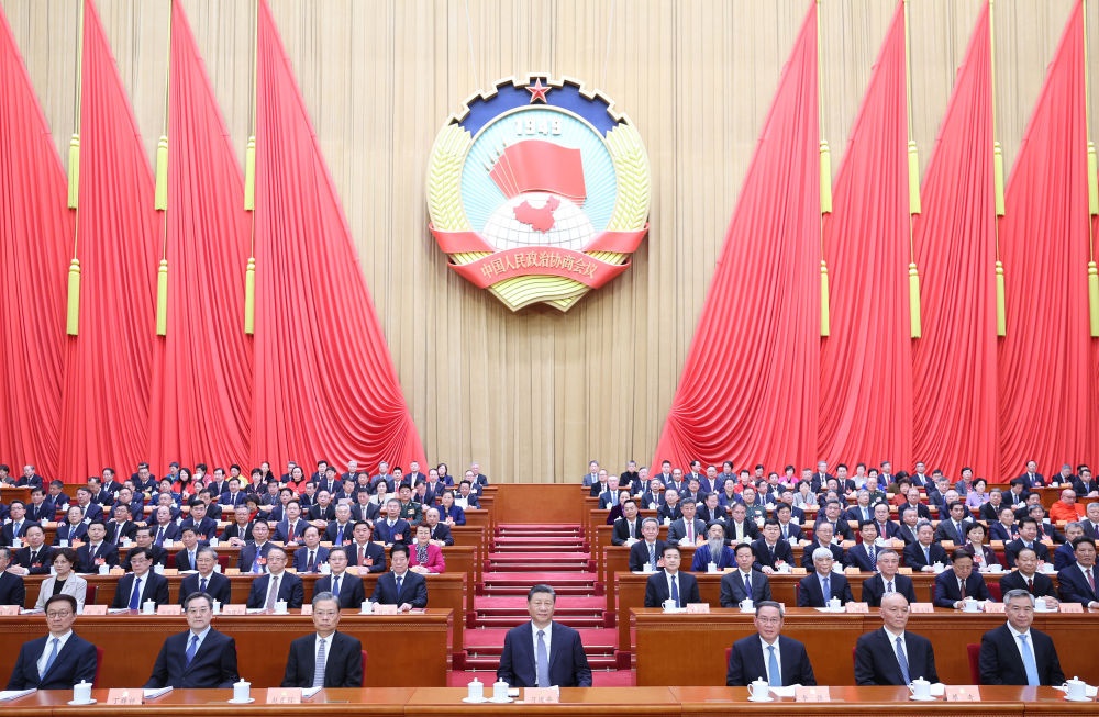 3月4日下午，中國人民政治協(xié)商會議第十四屆全國委員會第二次會議在北京人民大會堂開幕。這是習近平、李強、趙樂際、蔡奇、丁薛祥、李希、韓正在主席臺就座。王滬寧代表政協(xié)第十四屆全國委員會常務(wù)委員會，向大會報告工作。