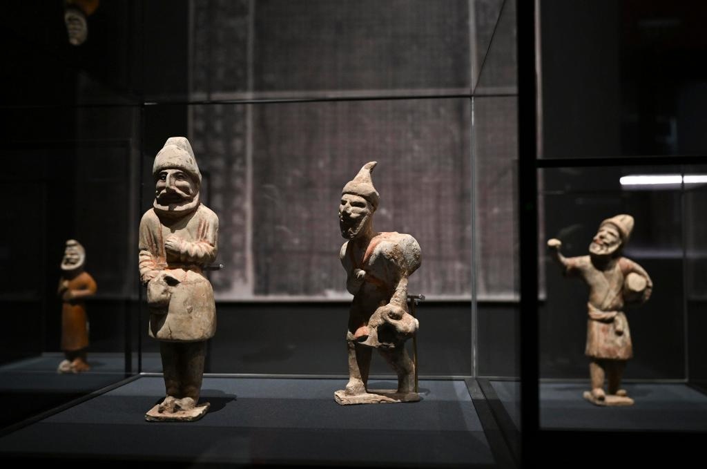 “歷史之遇——中國與西亞古代文明交流展”于1月12日至4月11日在故宮午門正殿展廳舉行。這是展出的陶彩繪人俑（1月10日攝）。新華社記者金良快攝