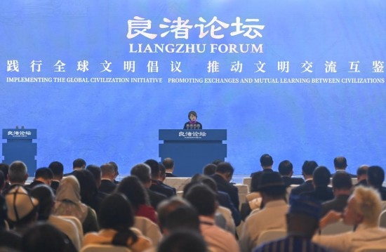  2023年12月3日，卡塔爾國家圖書館執(zhí)行館長陳慧心在“良渚論壇”上發(fā)言。當日，以“踐行全球文明倡議，推動文明交流互鑒”為主題的首屆“良渚論壇”在浙江省杭州市開幕。新華社記者 黃宗治 攝