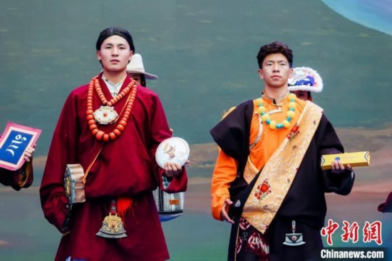 圖為身著民族服飾的演員們展示果洛特產(chǎn)。 果洛州文體旅游廣電局 供圖